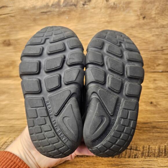 Nike Flex Runner Triple Black slip on running sneaker size 7 childs - Picture 7 of 9